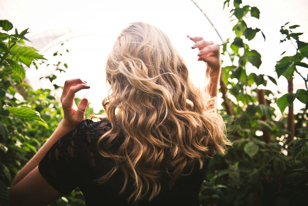 Sklepy z doczepianymi włosami - tajemnica pięknej fryzury